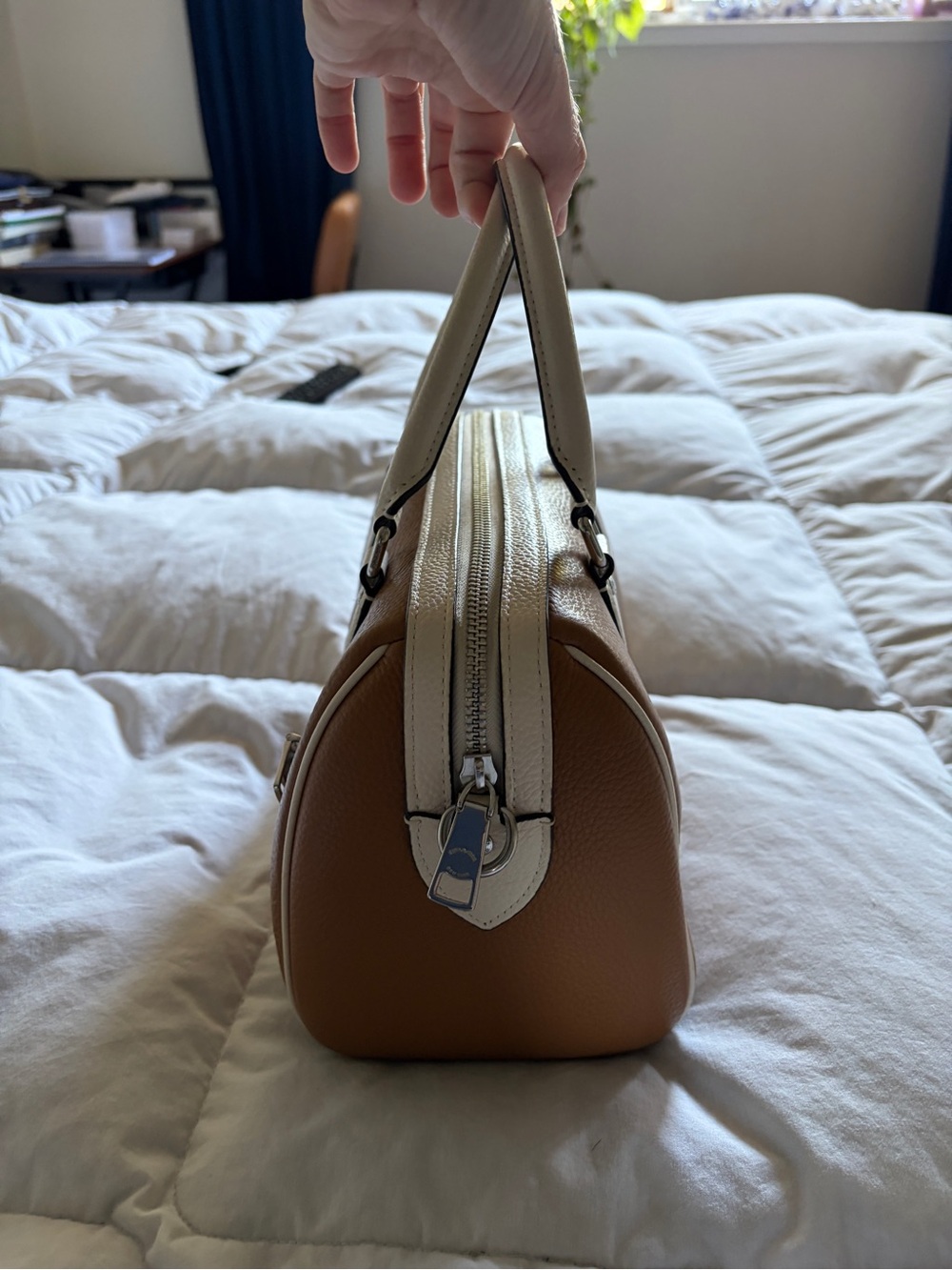 Coach Rowan saddle with white trim NWOT - Picture 5 of 5
